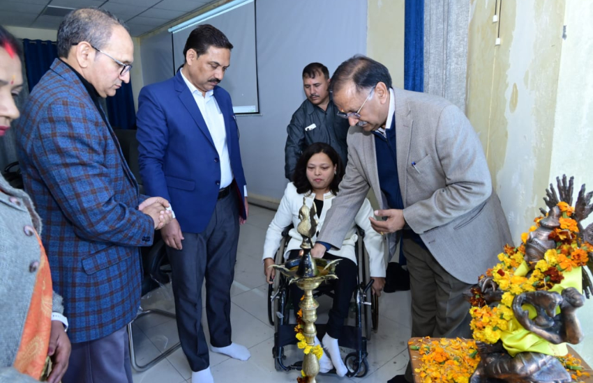 उत्तराखंड मुक्त विश्वविद्यालय हल्द्वानी के दिव्यांग प्रकोष्ठ , विशेष शिक्षा विभाग  एवं समान अवसर अनुभाग द्वारा "हौसलों  की उड़ान" विषय पर एक दिवसीय  कार्यक्रम विश्वविद्यालय सभागार में आयोजित किया गया।