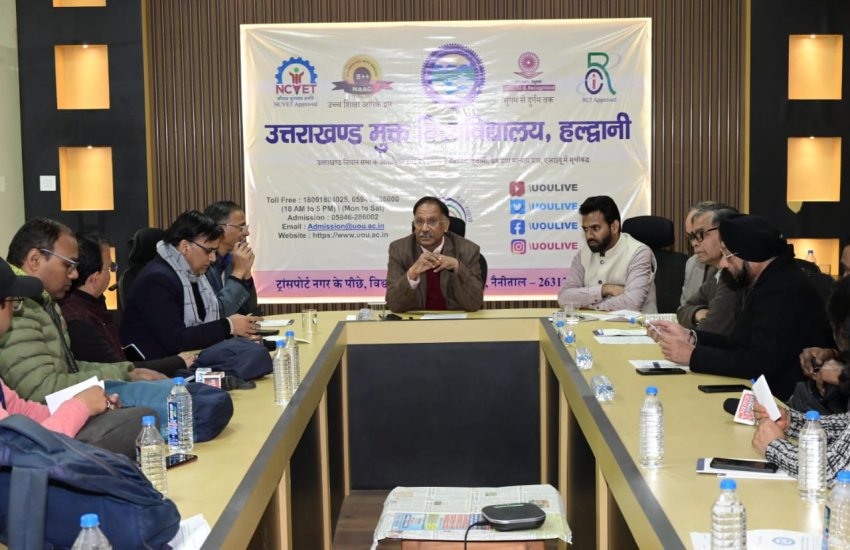 हल्‍द्वानी - उत्तराखण्ड मुक्त विश्वविद्यालय, हल्द्वानी का दशम दीक्षांत समारोह दिनांक 12 जनवरी 2026 को विश्वविद्यालय परिसर में अत्यंत गरिमामय, अनुशासित एवं शैक्षणिक वातावरण में आयोजित किया जाएगा। यह जानकारी आज आयोजित प्रेस वार्ता में विश्वविद्यालय के माननीय  कुलपति प्रो. नवीन चन्द्र लोहनी ने मीडिया प्रतिनिधियों को दी।  कुलपति जी ने बताया कि दीक्षान्‍त समारोह किसी भी विश्वविद्यालय के लिए एक महत्वपूर्ण उपलब्धि होती है। यह दीक्षांत विश्‍वविद्यालय का दशम दीक्षान्‍त समारोह है , जिसमें शैक्षणिक सत्र 2024–25 में उत