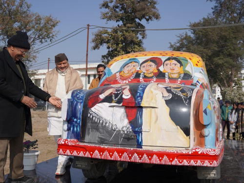 उत्‍तराखण्‍ड मुक्‍त विश्‍वविद्यालय के पुराने शासकीय वाहन को उत्‍तराखण्‍ड की लोक  संस्कृति में रंग-रोगन कर उत्‍तराखण्‍ड राज्‍य की झलक दिखलाए जाने का प्रयास किया गया है ।